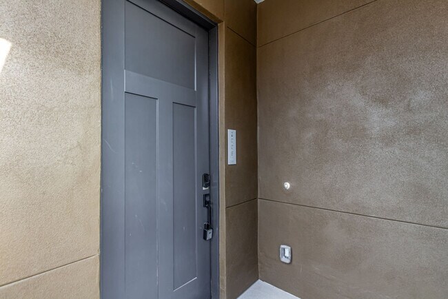 Building Photo - 6249 E Pinnacle Vista Dr