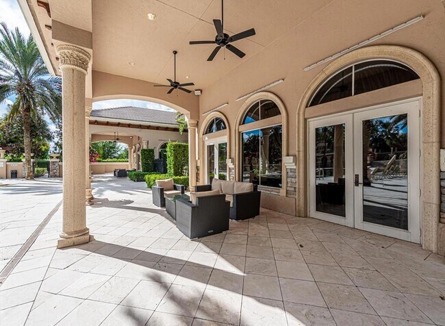 Building Photo - 10513 Versailles Blvd