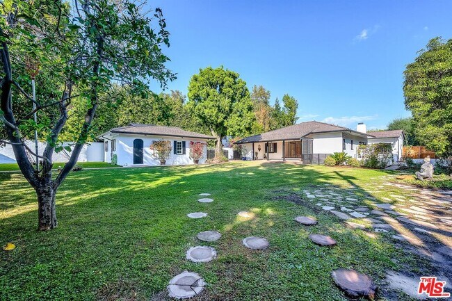 Building Photo - 629 N Rexford Dr