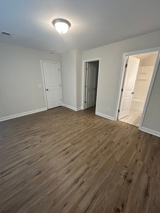 Building Photo - Three Bedroom Three Bath Home