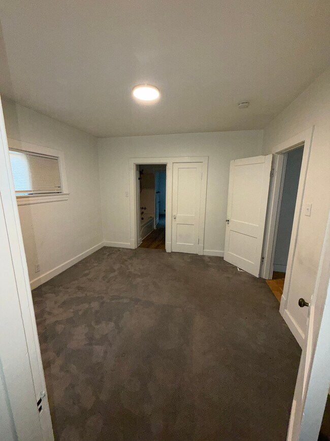 Building Photo - 549 Beecher St