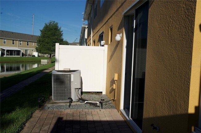 Building Photo - 4925 Poolside Dr