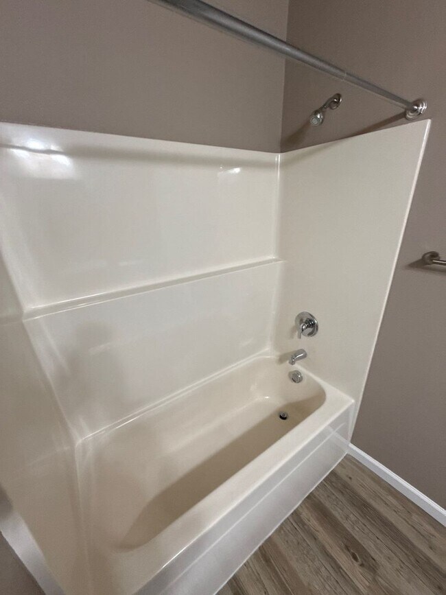 Building Photo - 4261 Hawthorne Ave NE