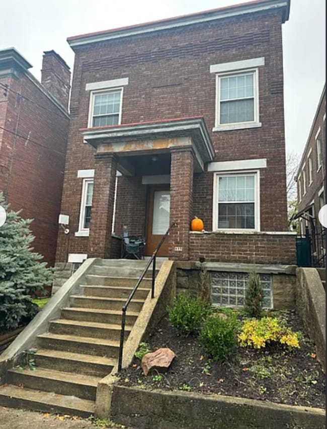 Building Photo - 4 Bedroom House Available Next to UC Campus