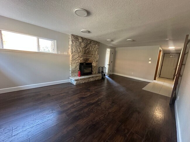 Building Photo - Beautifully Refreshed Home on Several Acre...