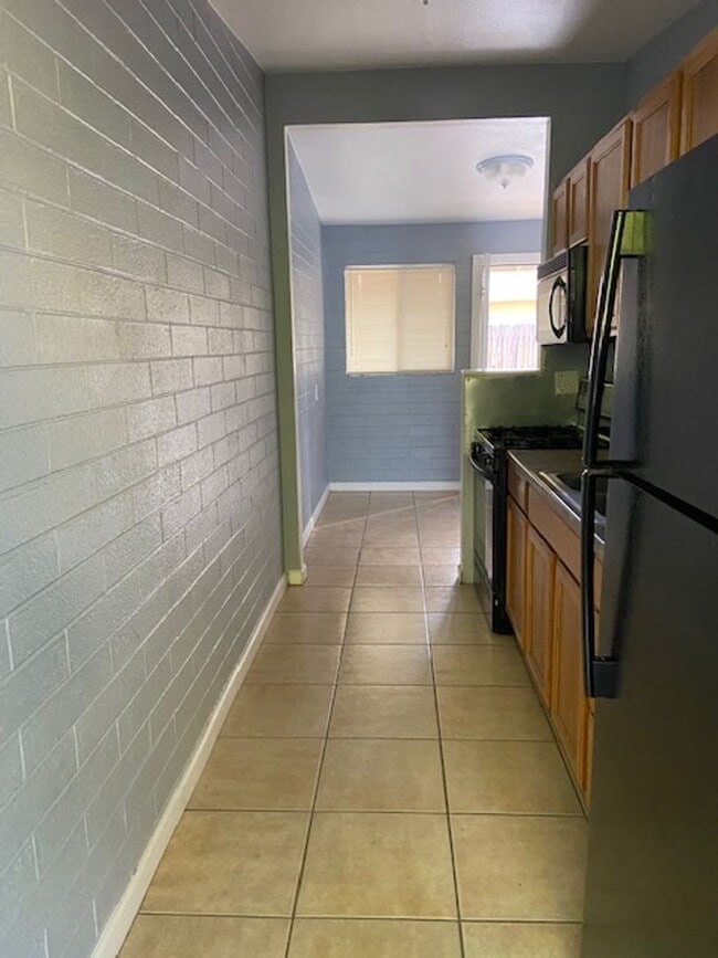 Building Photo - adorable 1 bed 1 bath with backyard private