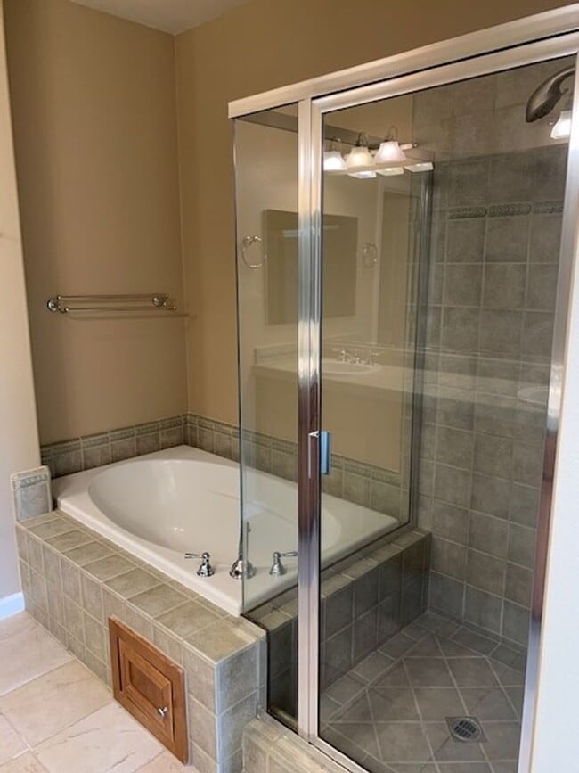 Building Photo - GORGEOUS MODERN 3BR 3BA TOWNHOUSE IN BEAUT...