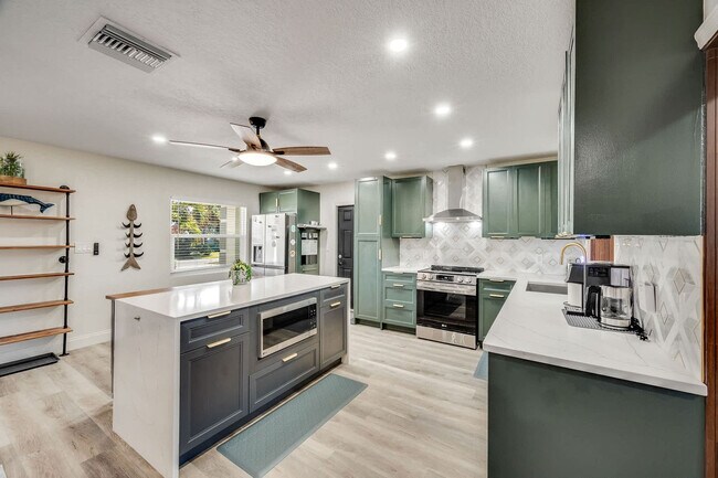 Building Photo - 415 N Shore Dr