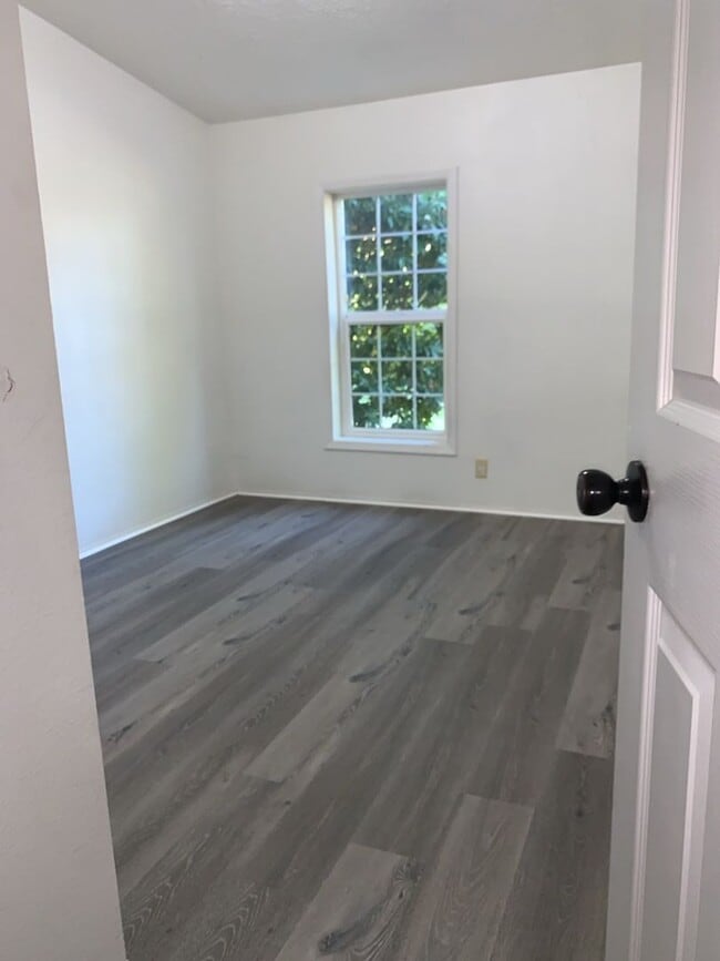 Building Photo - Smart Living, Smart Choice - manufactured 3bd/2Ba home w/detached garage!