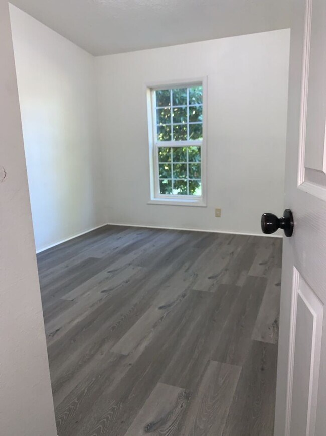 Building Photo - Stunning manufactured home w/detached garage!