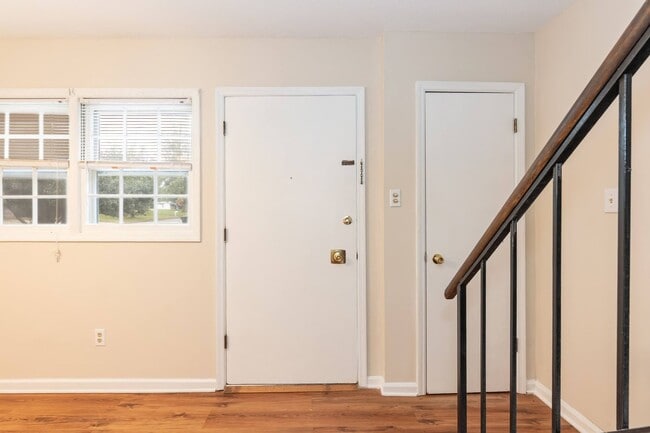 Building Photo - Two Bedroom End Unit Home!