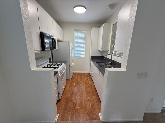 Building Photo - Spacious 2 Bedroom Condo in Sabre Springs!...