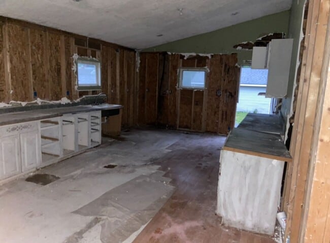 Building Photo - Large Yard & Garage! - $490 Month / $800 Down