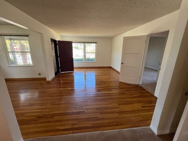 Building Photo - LOCATION LOCATION LOCATION!!! 5th & I St, Large House, 2Bdrm+Den+2 car Garage