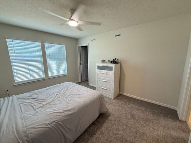Building Photo - 3/2.5 Like new Davenport Townhome