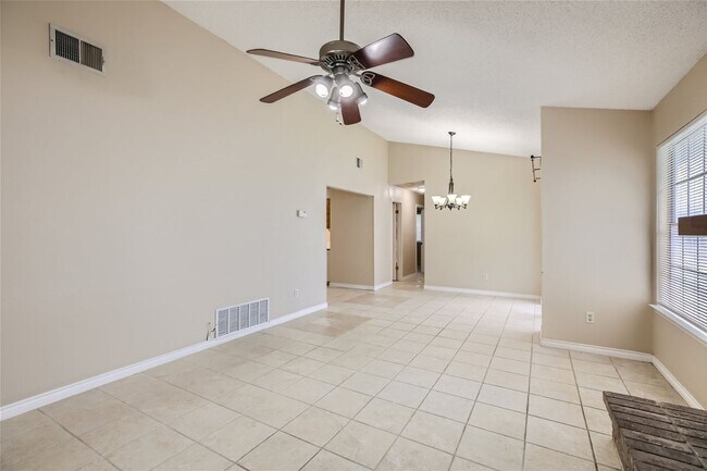 Building Photo - Cozy Single Story!!