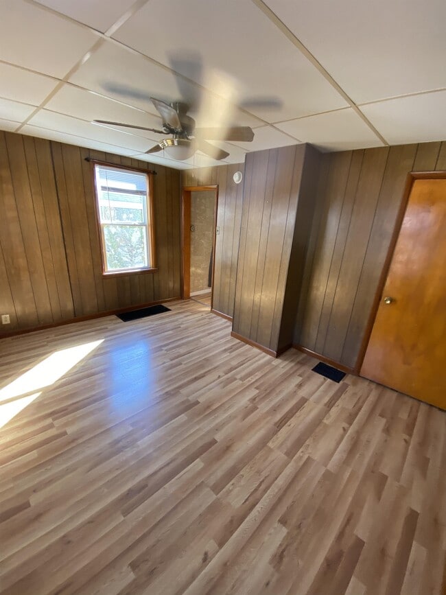 Building Photo - 908 Fallowfield Ave