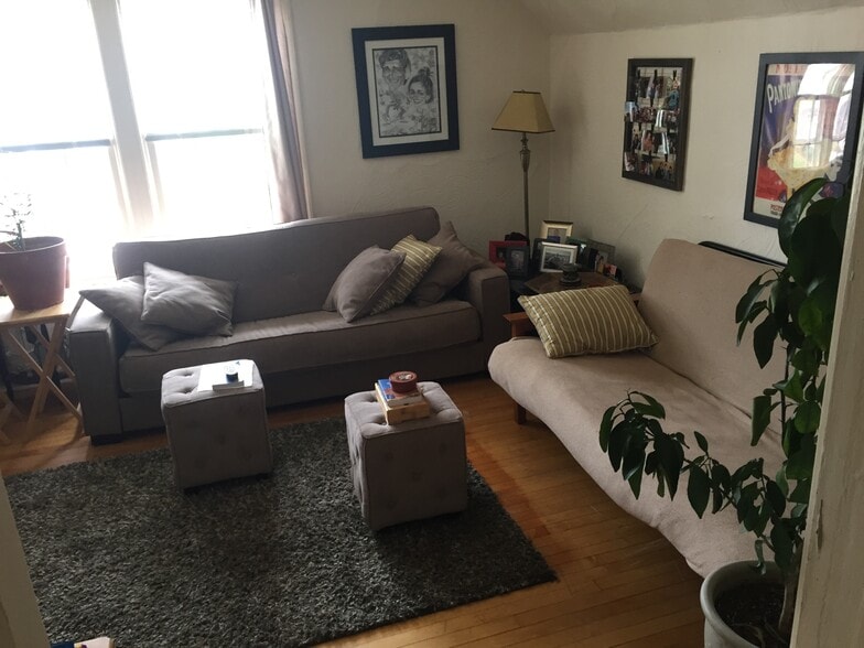 Building Photo - 2247A N. Summit Ave