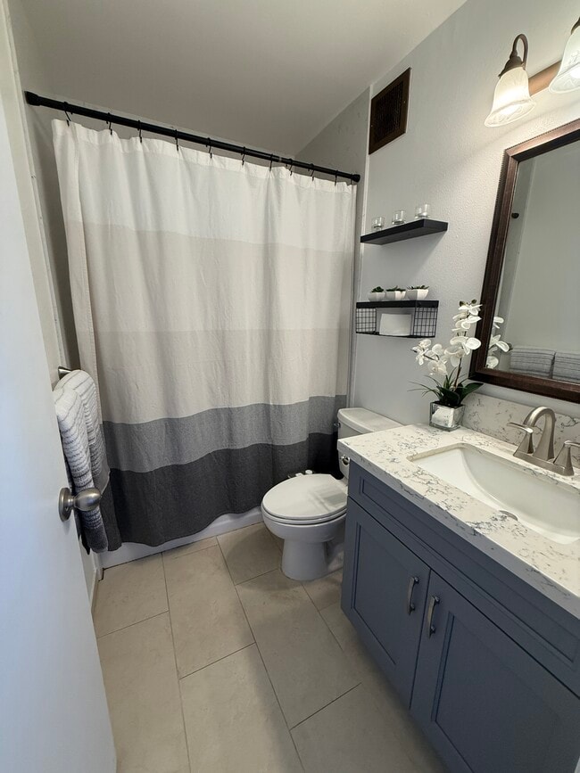 Building Photo - Likini West