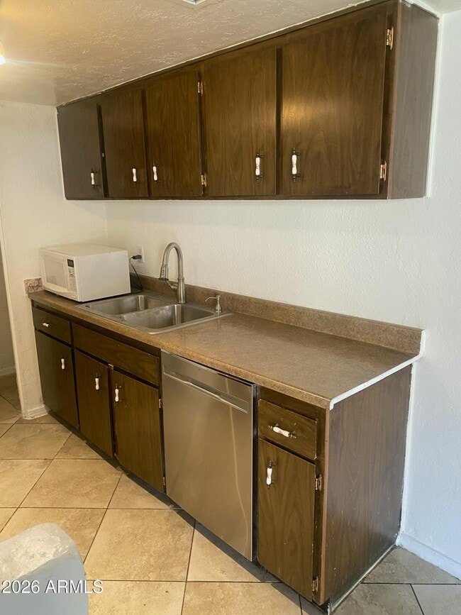 Building Photo - 4056 W Mesquite Ln