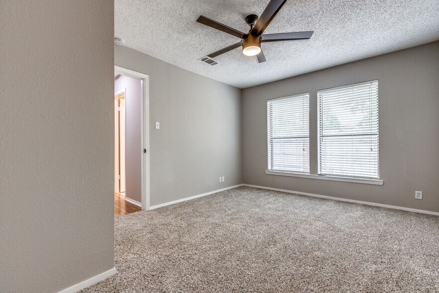 Building Photo - 312 Mockingbird Ln