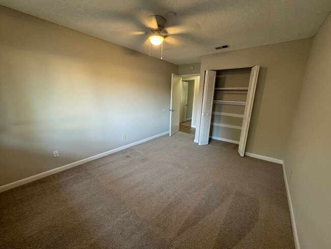 Building Photo - RENOVATED 3/2 TOWNHOUSE MOVE IN READY!