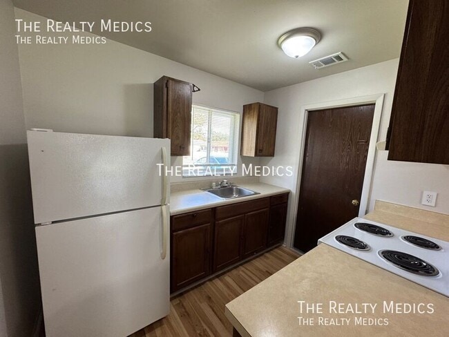 Building Photo - 2144 E Parkton Dr