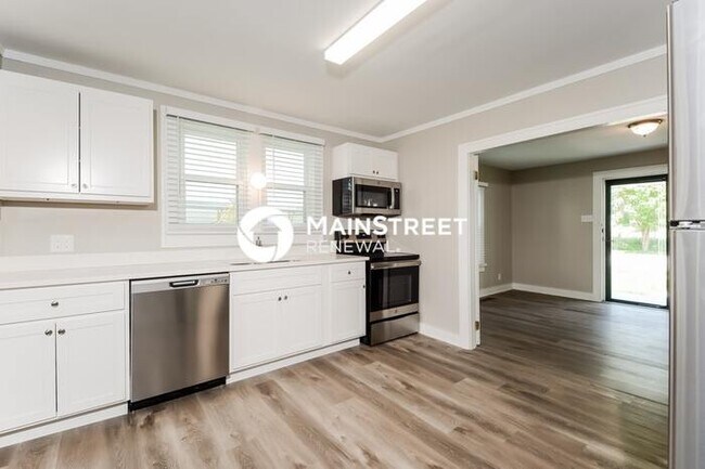 Building Photo - 4 Bedroom Pet-Friendly Home in CRYSTAL CITY, MO with Main Street Renewal