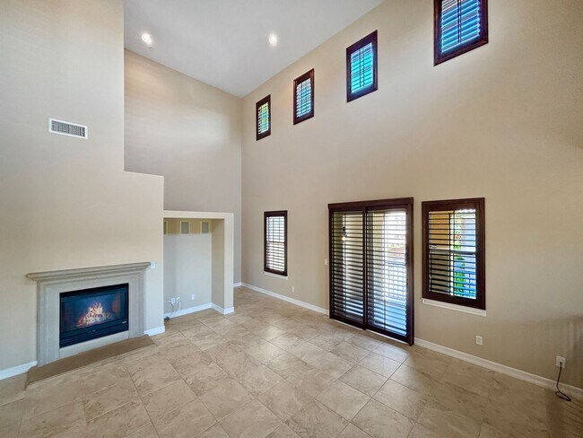 Building Photo - Bright 2BD/2BA Townhouse in Serra Mesa with Balcony, Fireplace & Resort-Style Amenities