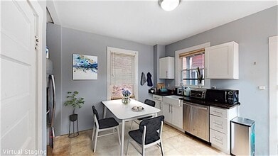 Building Photo - 3Br/1Bth in GREAT location!  Laundry in the building, new appliances.