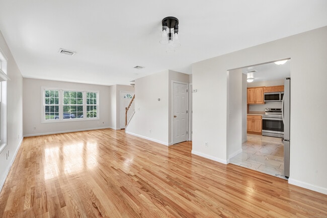 Building Photo - 18 Kathryn Dr