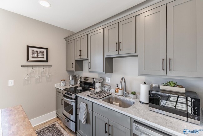 Building Photo - 32 Hillcrest Ave NW