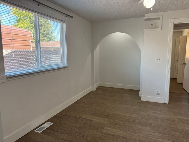 Building Photo - 4672 Royal Ave