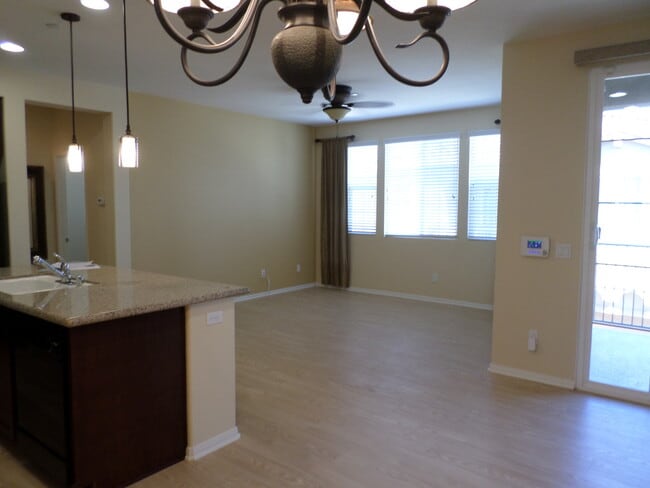 Building Photo - Beautiful 2 bedroom 2 bath town home @ Ava...