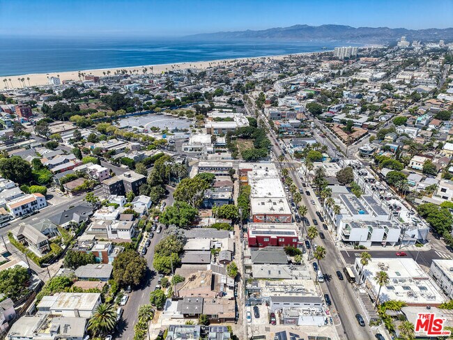 Building Photo - 1141 Cabrillo Ave