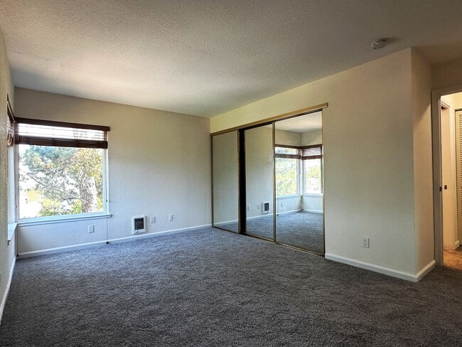 Building Photo - Beautiful 1 bed/1 bathroom condo available...