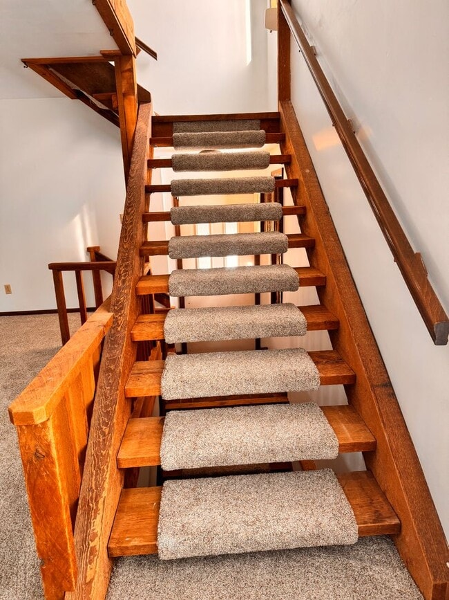 Building Photo - Nice large country setting close to town