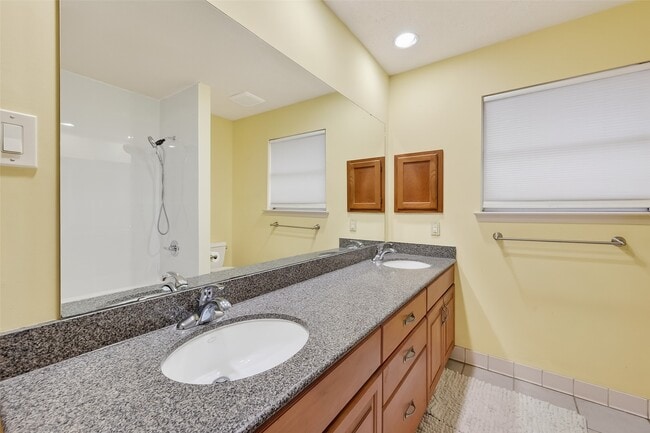 Building Photo - 21623 Crescent Heights St