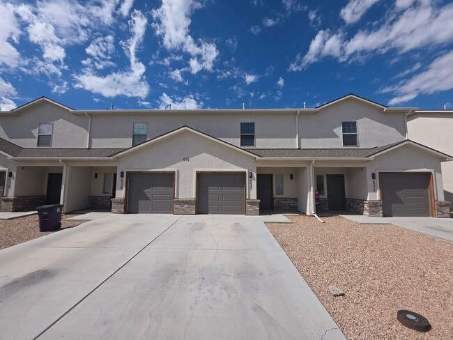 Primary Photo - 3 Bed 2.5 Bath PRIME location Townhome!!