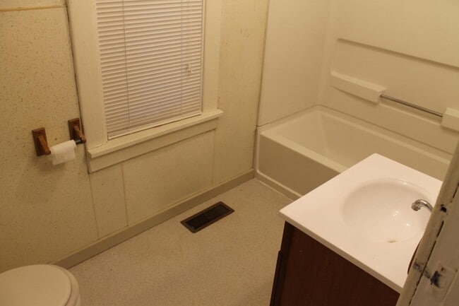 Building Photo - 707 W Main St