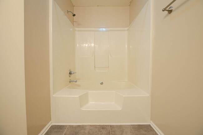 Building Photo - Pet Friendly Three Bedroom!