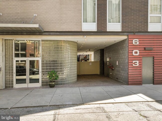 Building Photo - 603 N American St