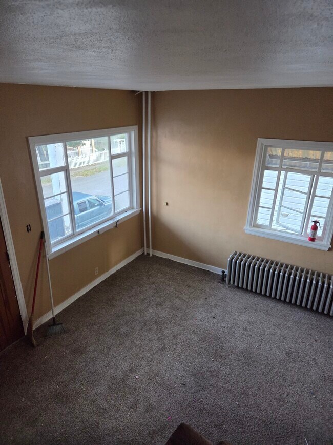 Building Photo - 325 Glenn St