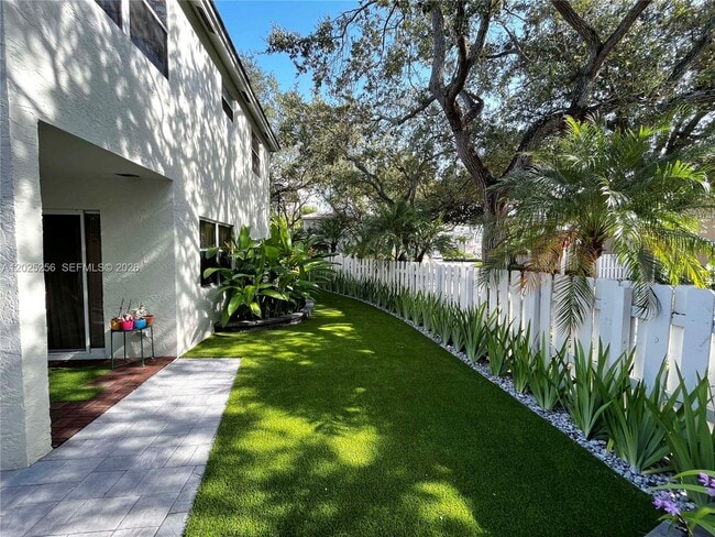 Building Photo - 9832 NW 9th Ct