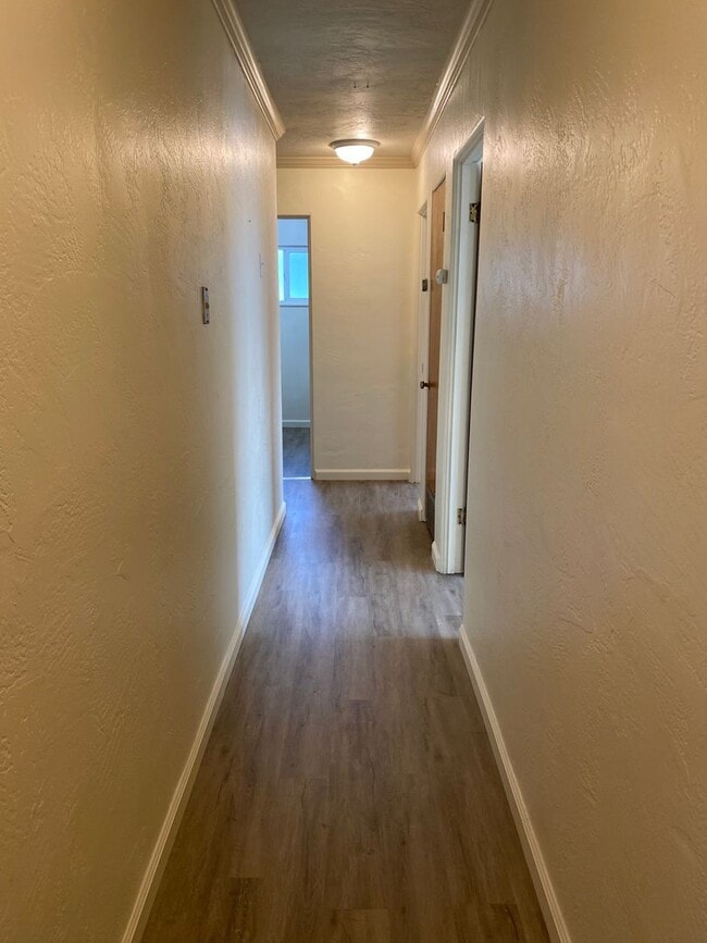 Building Photo - 3 Bedroom 2 Bath in Mature Neighborhood fo...