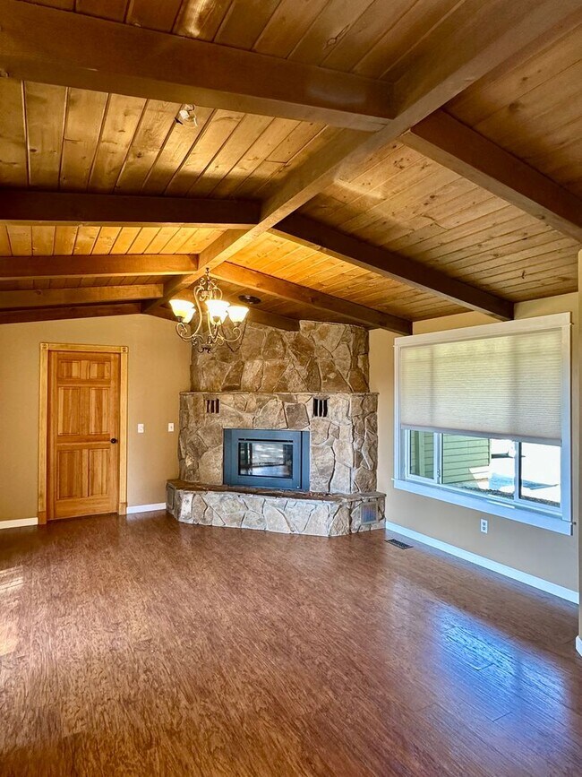 Building Photo - 3 Bed | 2 Bath | 1.17 Acres | Single-Level Home | Mountain Views
