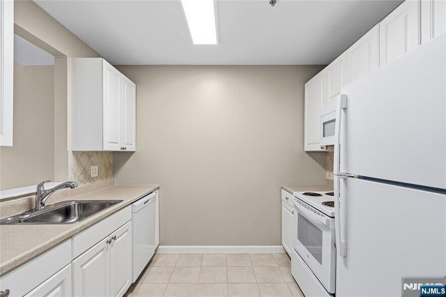 Building Photo - 905 River Rd