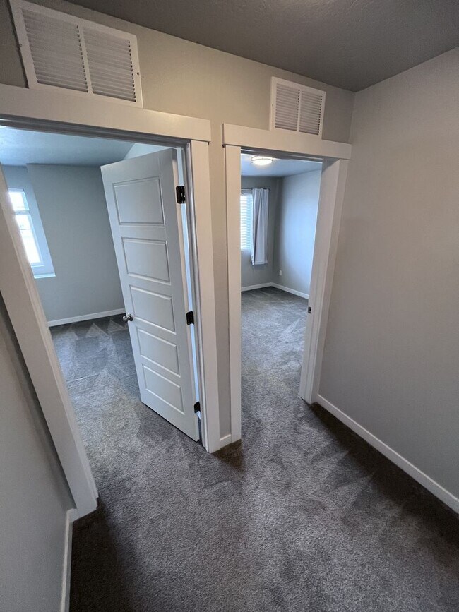 Building Photo - Central Located 4 bed 2.5 bath home