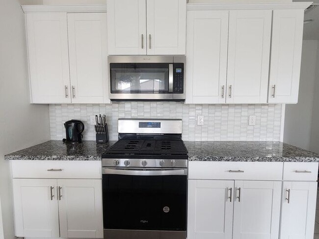 Building Photo - Mountain view single story home.