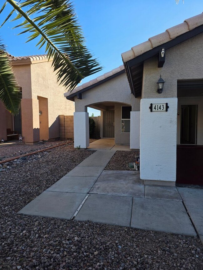 Building Photo - Beautiful 3BR 2BA Home w/ Private Pool • Pool + Covered Patio • Attached Garage in Phoenix